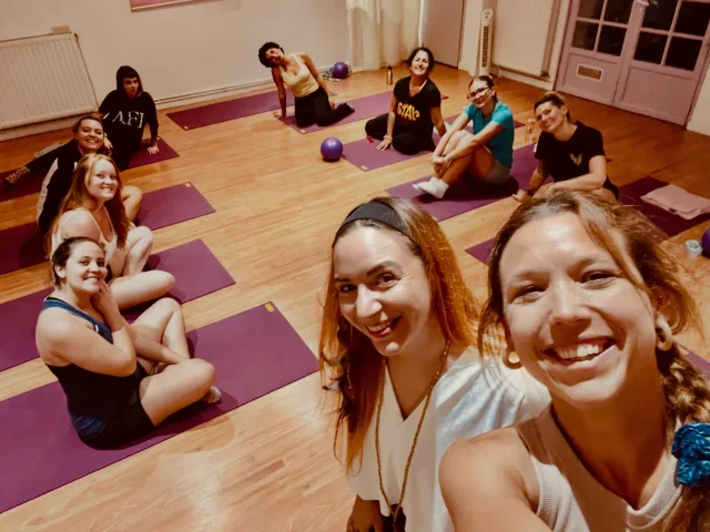 Groupe d’élèves réunis après une séance de Pilates dans la salle de l’Écusson